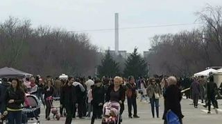 Schimbarea brusca de temperatura poate fi un pericol pentru sanatate! Cu toate acestea, unii au profitat de zilele insorite, iar cei mai curajosi au facut chiar si baie in mare!