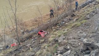 O masina in care se aflau trei persoane a cazut in Olt! O fetita de 13 ani a fost salvata, insa parintii ei nu au putut fi scosi!