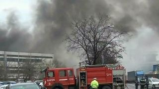 O fabrica din Oradea a luat foc in ziua de Florii! Fumul gros a acoperit rapid zona din apropiere!