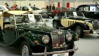 Asta e raiul iubitorilor de masini! Automobilele de epoca atrag toate privirile, insa in spatele aspectului stau multe ore de munca si pasiune!