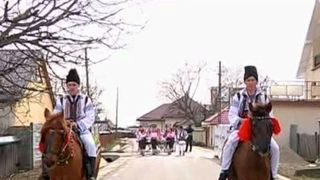 Traditii si obiceiuri de Florii! Tinerii dintr-o localitate din Neamt s-au trezit de dimineata si s-au gatit pentru a merge la biserica!