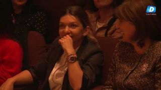 Simona Halep a dansat la un festival al machidonilor! Sportiva s-a prins in hora alaturi de parintii sai!