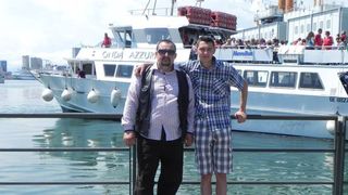 Valentin a implinit ieri 47 de ani si si-a dat ultima suflare in bratele fiului sau! Romanul a avut parte de o moarte terifianta in Italia