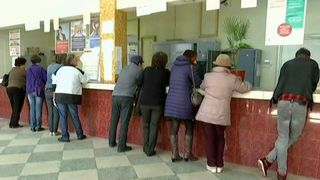 Romanii tot n-au scapat de obiceiul statului la cozi! Angajatii de la Posta aproape ca nu mai fac fata in perioada sarbatorilor! Cozile sunt interminabile!