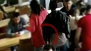 Hotii nu mai au frica! O tanara a ramas fara telefon chiar cand astepta la coada cu iubitul intr-o shaormerie! Nici macar nu si-a dat seama! Cum a actionat hotul!