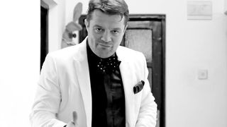 Andrei Duban il ataca pe Ion Caramitru dupa ce Aimee Iacobescu a fost ingropata: „Se zvoneste ca in urma cortegiului a cazut o coroana de flori chiar in fata TNB. Gurile rele spun ca a prins Caralitru buchetul!”