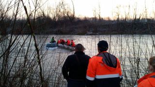 O soferita a fost salvata dupa ce a plonjat cu masina in raul Iza! Femeia a fost luata de curent si plimbata cateva sute de metri!