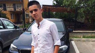 Tanarul din Pitesti care a provocat un accident mortal ii ia la misto pe oamenii legii: "Aveam 500 la ora"! Baiatul a fost fortat sa se predea de catre mama sa!