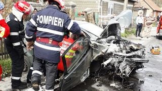 Inconstienta! Opt persoane care s-au inghesuit intr-o masina de cinci locuri, implicate intr-un grav accident! Soferita a adormit la volan si a intrat intr-un stalp!