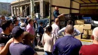 Se intoarce roata! A venit randul romanilor plecati la munca in strainatate sa  asteapte cu nerabdare coletele de la rudele din tara! Ce vor primi acestia!