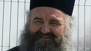 El este duhovnicul la care vin zilnic sute de credinciosi! Oricine este binevenit in casuta de lemn a parintelui Ciprian din curtea Catedralei Neamului! Este un adevarat "doctor de suflete"