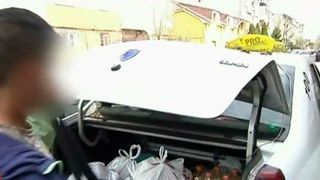 Ultima moda printre amarati: Sa-ti ridici alimentele gratuite de la cantina sociala cu taxiul! Imagini incredibile surprinse la Timisoara!