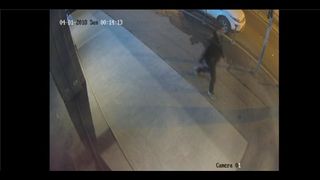 Primele imagini cu piromanul care a incendiat opt masini in Bucuresti. Cine este barbatul