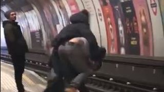Momente de panica la metrou! S-au luat la bataie pe peron si au cazut amandoi pe sine fix cand venea trenul! Toata lumea prezenta a inmarmurit!