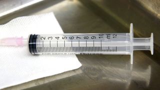 Mama diabolica! Si-a injectat fetita cu urina in jugulara timp de sase ani dintr-un motiv incredibil! Femeia risca ani grei de puscarie!