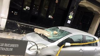 Un balcon s-a prabusit peste o masina in Centrul Vechi al Capitalei! A fost deschis dosar penal!
