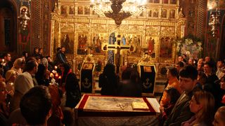 In Vinerea Mare se scoate Sfantul Epitaf! Ce inseamna "trecerea pe sub masa"!