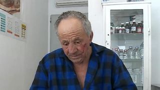 Dialog halucinant intre batranul batut in Brasov si fostul sau angajator! "A aruncat sapa din mana si a luat-o la fuga! Mi-a zis ca a vazut un submarin!"