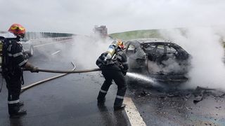 O masina a fost cuprinsa de flacari pe autostrada A1! In autoturism se aflau 3 persoane!