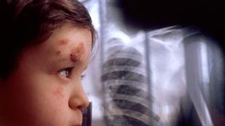 Caz cutremurator in Galati! Si-a mutilat fetita cu toporul si a abandonat-o intr-o balta de sange. Continuarea iti va da fioi