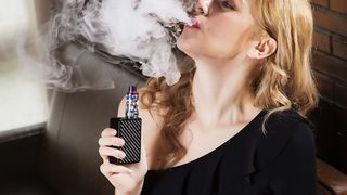 Lovitura pentru toti utilizatorii de tigari electronice! Raed Arafat trage un semnal de alarma si cere interzicerea lor in spatii publice!