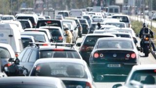 Capitala se sufoca! Traficul e infernal. &rdquo;Am parcurs un kilometru in 35 de minute&rdquo;