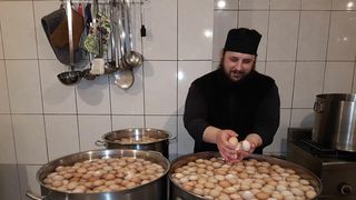 Cu cine a gatit Parintele Efrem de la Manastirea Dervent de Paste? Foto Exclusiv!