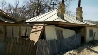 S-a dezlantuit iadul in Vrancea! Mai multe familii privesc neputincioase cum pamantul le inghite casele!