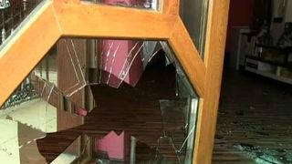 Scene incredibile la Constanta! Noua indivizi inarmati cu bate si sabii au semanat teroare! Geamurile unei locuinte au fost sparte, iar o masina, vandalizata! In casa era doar o tanara, nevazatoare!