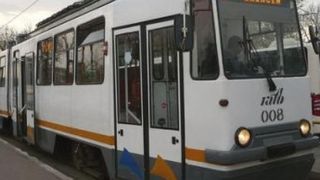 Vatmanul unui tramvai din Bucuresti, acuzat ca a lasat in statie un copil si a inchis usile inainte sa coboare si bunicul acestuia! Reactia RATB!