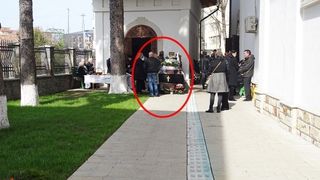 Scene socante in Neamt! Preotul a scos mortul din biserica, iar ce a facut apoi este REVOLTATOR. Totul, sub privirile disperate ale celor care plangeau la capatai