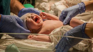 Cazul care i-a socat pe toti. Un bebelus din China s-a nascut la patru ani dupa ce parintii lui au murit! Acest caz e unic in lume