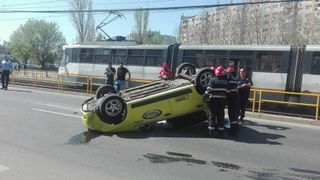 Accident grav in Capitala! Un taximetrist, care avea si un client in spate, s-a rasturnat cu masina!
