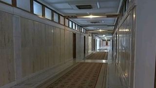 Vremea calda ii alunga pe parlamentari de la munca. Holurile Parlamentului au fost goale azi!