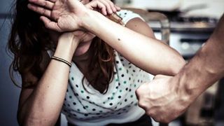 Halucinant! Barbatii care isi bat nevestele pot scapa! Legea propusa de senatorii din Romania e de-a dreptul SOCANTA