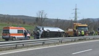 Accident devastator pe sosea! 10 oameni au murit, alti 20 sunt raniti dupa ce un autocar plin cu pasageri s-a rasturnat pe autostrada
