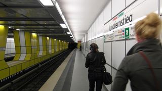 Dubla crima la metrou! Un barbat si-a pierdut mintile si si-a injunghiat sotia si pe copil!
