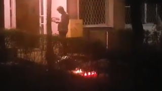 Tragediile se tin lant in Romania! Un barbat si-a omorat sotia fara mila, cu 11 lovituri de cutit si a dat foc apartamentului!