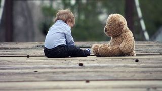 Cuplul care si-a distrus propriul copil este acuzat de crima 21 de ani mai tarziu! L-au abuzat de la nastere si l-au torturat pana n-a mai rezistat!