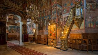 Caz scandalos: Manastire din Romania executata silit, dupa ce staretul a tocat banii la jocuri de noroc