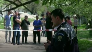 Un barbat din Olt si-a injunghiat mama si vecina, apoi a dat foc casei si a incercat sa se sinucida