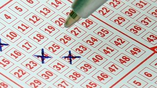 Cine este pensionara de 84 de ani care a castigat marele premiu la Loto 6/49. Povestea ei este tulburatoare