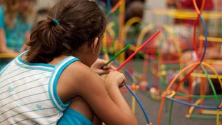 Scolile nu mai sunt sigure! O fetita a cazut de la etaj!