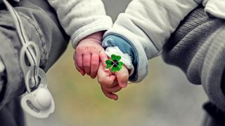 Vladut, un baietel de nici doi ani, a fost diagnosticat cu tumoare pe creier. Nu poate face tratamentul in Romania