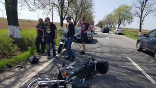 Motociclist in coma dupa ce a fost lovit in cap de bratul unui utilaj agricol!