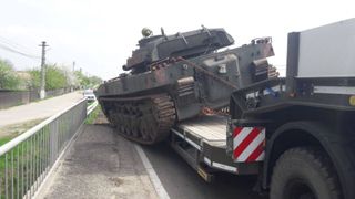 Accident pe DN1B! Un tanc al armatei s-a rasturnat dintr-un trailer - Traficul rutier este restrictionat in zona