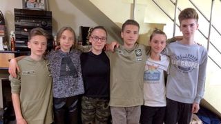 Destinul tragic a sase frati orfani care lupta cu disperare sa ramana impreuna. Nu vor sa-si paraseasca bunica!