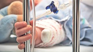 Un copil de cinci luni a fost rapus de gripa! Doctorii nu au mai avut ce sa-i faca!