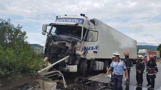 Accident mortal pe drumul spre mare! Un barbat a fost zdrobit de un tir!