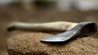 Un barbat orbit de gelozie si-a ucis prietenul cu sange rece! Banuia ca are o aventura cu sotia sa!